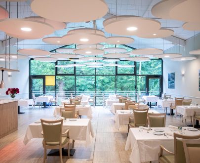 Restaurant Les Jardins d'Ennery avec tables dressées offrant vue sur le parc